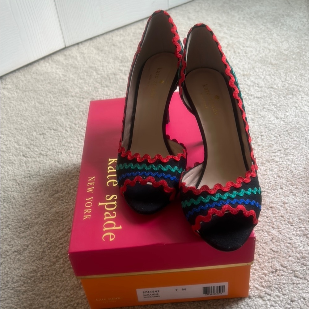Kate Spade Saranne Pump with blue green and red trim